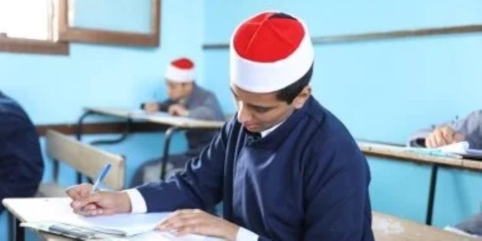 طلاب النقل الثانوى الأزهرى يؤدون امتحاناتهم في الكيمياء والتاريخ اليوم 