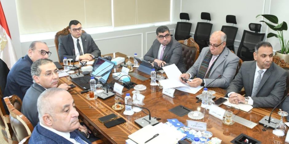 وزير الإسكان يبحث تطوير منظومة النقل الداخلي بعددٍ من المدن الجديدة