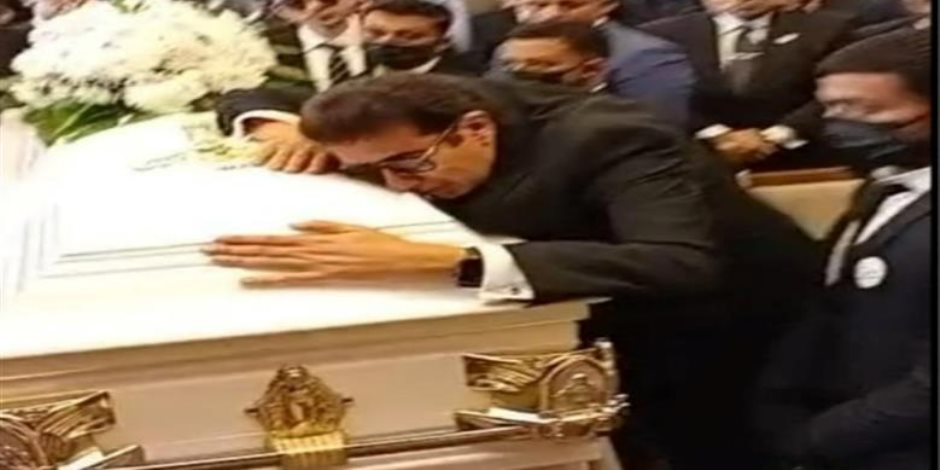 انهيار هانى رمزى فى جنازة والدته ووزير الثقافة يواسيه
