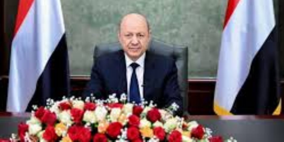 العليمي يعلن حالة الطوارئ في اليمن ويوجه بتسليم المواقع العسكرية في حضرموت والمهرة لـ "درع الوطن"