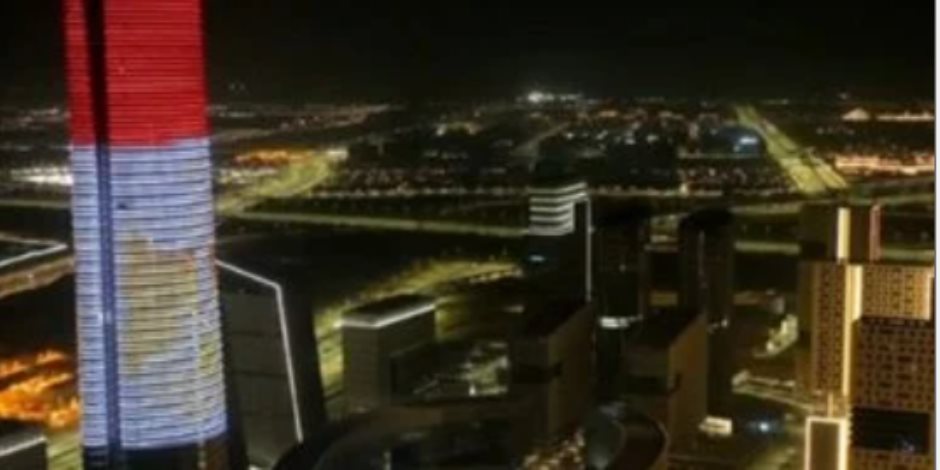 القاهرة الإخبارية: علم مصر يزين البرج الأيقوني بالعاصمة الإدارية الجديدة احتفالًا برأس السنة