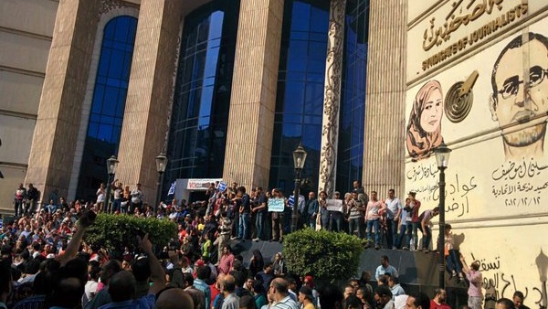 متصلة لأحمد موسى: «اشتريت مية نار عشان أرشها على متظاهرين بكرة»