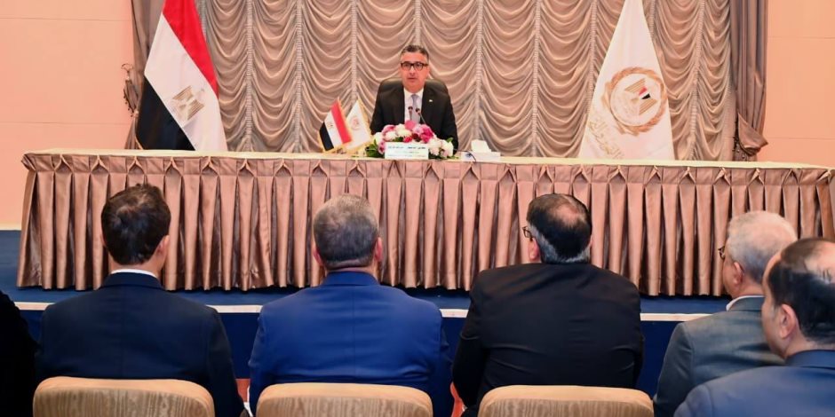  وزير التموين والتجارة الداخلية يستهل العام الجديد باجتماع موسع مع قيادات الوزارة والجهات والشركات التابعة