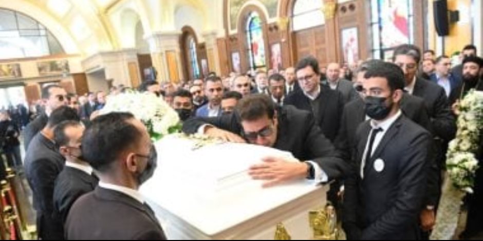 داليا البحيرى ومحمد محمود ومحمد جمعة يشاركون فى عزاء والدة هانى رمزى