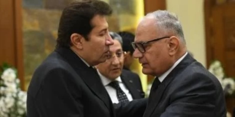 الدكتور سعد الدين الهلالى يعزى هانى رمزى فى وفاة والدته بكنيسة أبى سيفين