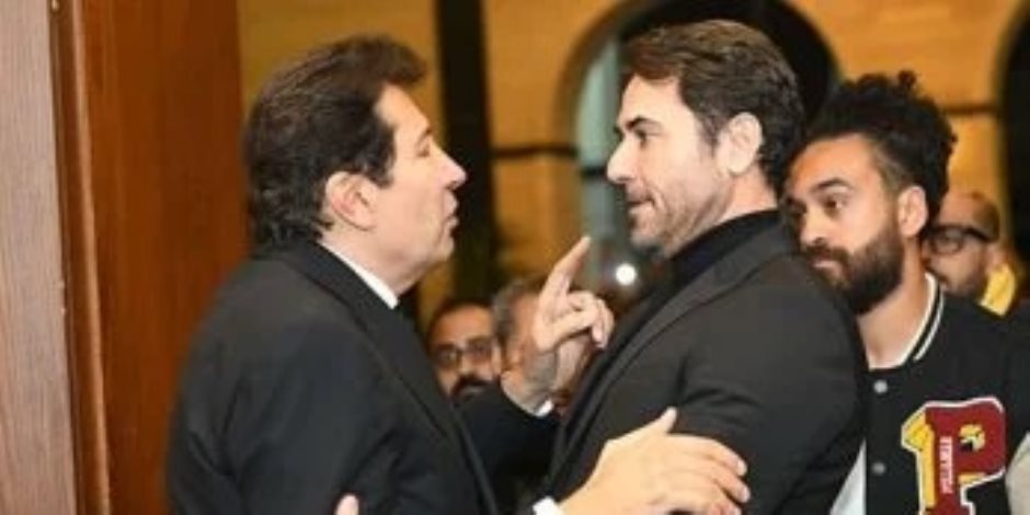 أحمد عز وطارق لطفي وصلاح عبد الله يقدمون العزاء فى والدة هانى رمزى