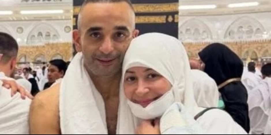 منة شلبى وزوجها أحمد الجناينى يؤديان مناسك العمرة