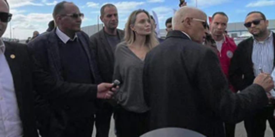 محافظ شمال سيناء يستقبل أنجلينا جولي ويتفقدان معبر رفح (صور)