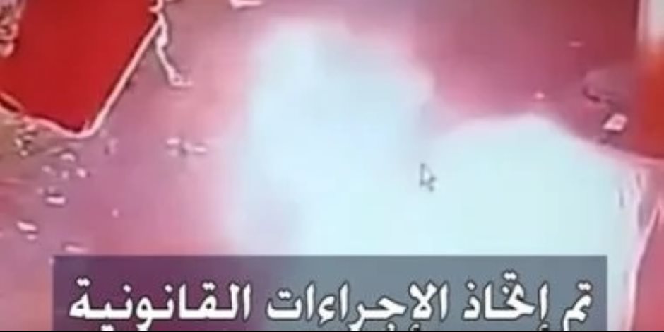 تم القبض علي المتهم .. شاهد لحظة إشعال مواطن النار في توك توك بسوهاج