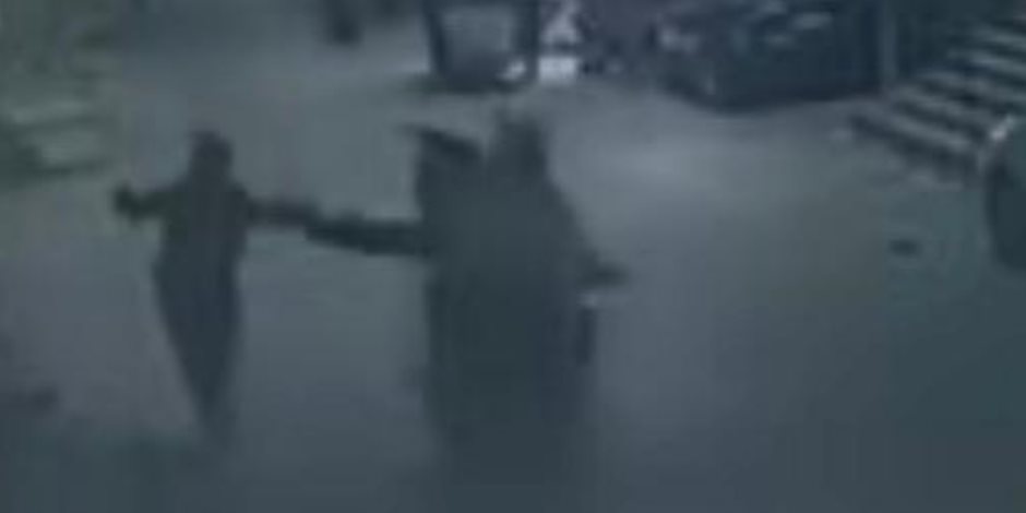 ضبط شخصين سرقا حقيبة سيدة بأسلوب الخطف واعترفا بارتكاب 12 واقعة سرقة بالجيزة