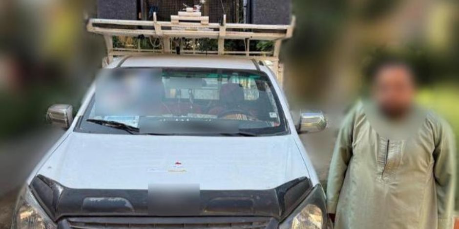 ضبط شخص يقود سيارة مزودة بمكبرات صوت لحث الناخبين على التصويت بالأقصر