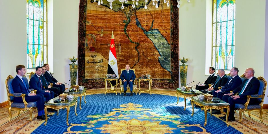 الرئيس السيسي يستقبل وفد الاتحاد الدولي لكرة القدم.. ووفد الفيفا يشيدون بما تمتلكه مصر من بنية تحتية رياضية متطورة