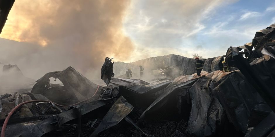 قوات الحماية المدنية تواصل التبريد في حريق مصنع بأكتوبر والنيابة تفحص أوراق الترخيص.. (صور)