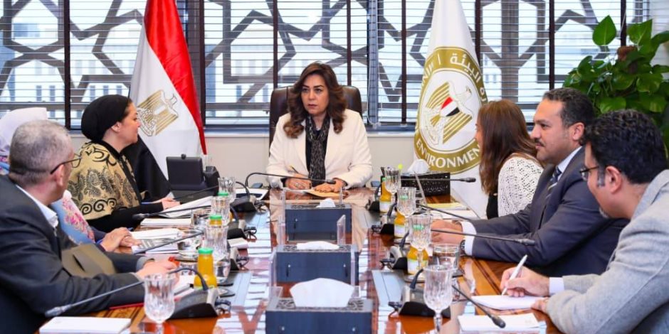 وزيرة التنمية المحلية تعقد اجتماعًا مع رؤساء الإدارات المركزية لبحث آليات تطوير الأداء 