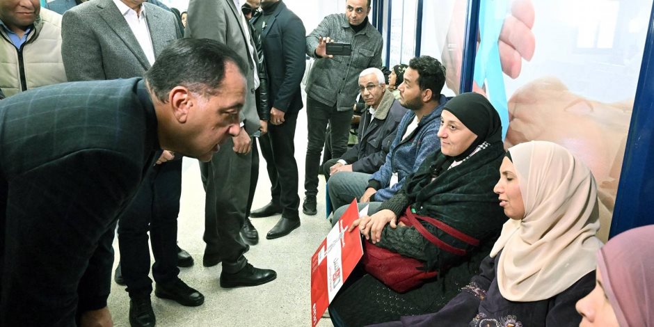 رئيس الوزراء يطمئن من المرضى على جودة الخدمات المقدمة