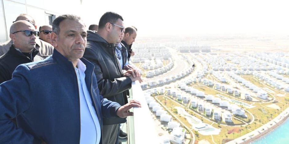 وزير الإسكان يتفقد كمباوند مزارين وأحد الأبراج الشاطئية بمدينة العلمين الجديدة