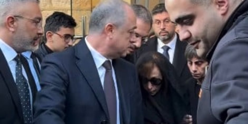 الحزن يعتصر قلب جارة القمر.. فيروز تغادر الكنيسة بعد انتهاء قداس ابنها هلي الرحباني