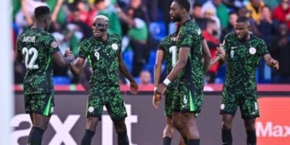 نيجيريا تطيح بالجزائر وتواجه المغرب في نصف نهائي أمم أفريقيا (فيديو)