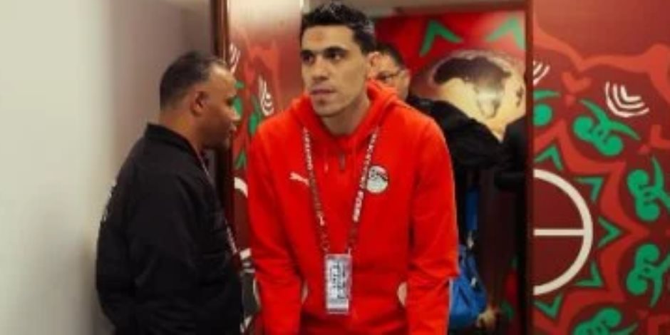 محمد حمدى بالعكاز.. لاعبو منتخب مصر يصلون ملعب مباراة كوت ديفوار