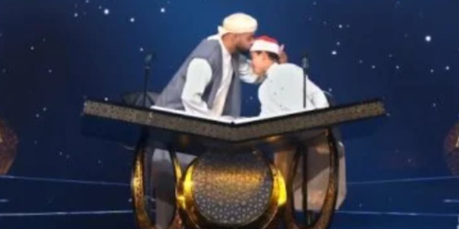 دولة التلاوة.. قارىء بريطانى يُقبل رأس محمد القلاجى: هى دى مصر