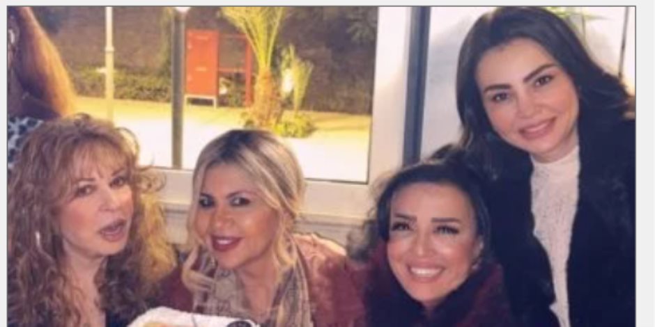 ماذا كتب أصدقاء نيللى على تورتة عيد ميلادها؟.. والفنانة تعلق: مليون سنة بس