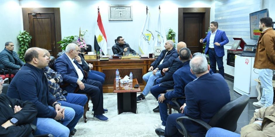 وزير الإسكان يعقد اجتماعا لمتابعة مشروعات القرى السياحية