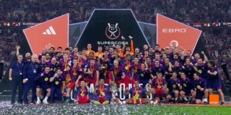 لابورتا شارك في الاحتفال.. مراسم تتويج برشلونة بكأس السوبر الإسباني (فيديو)