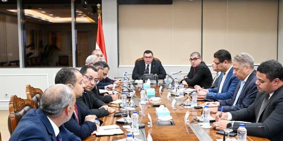 وزير الإسكان يتابع الموقف التنفيذي للمشروعات ومنظومة الصيانة ورفع الكفاءة بمدينة الشروق