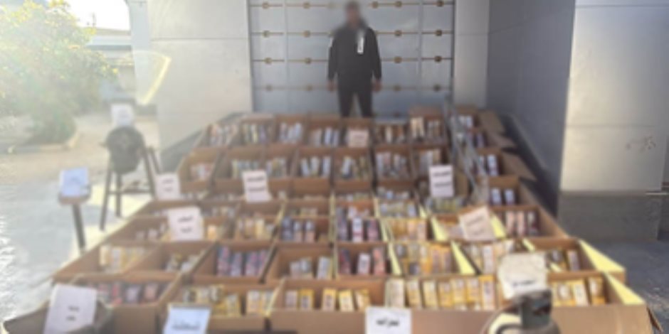ضبط عامل بالفيوم بحوزته (700) ألف قطعة ألعاب نارية