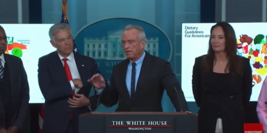 رنّة هاتف على شكل صوت البط تثير الضحك خلال مؤتمر في البيت الأبيض