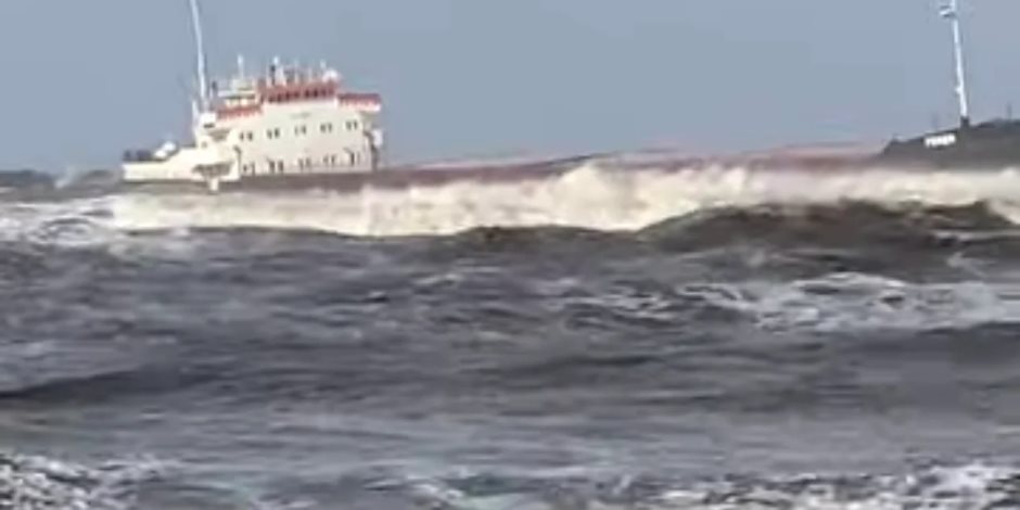 جنوح السفينة «FENER» على شاطئ بورسعيد بسبب ارتفاع الأمواج وشدة الرياح.. صور