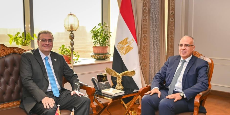 وزير الرى ورئيس التنظيم والإدارة يبحثان سد العجز الوظيفى بالوزارة