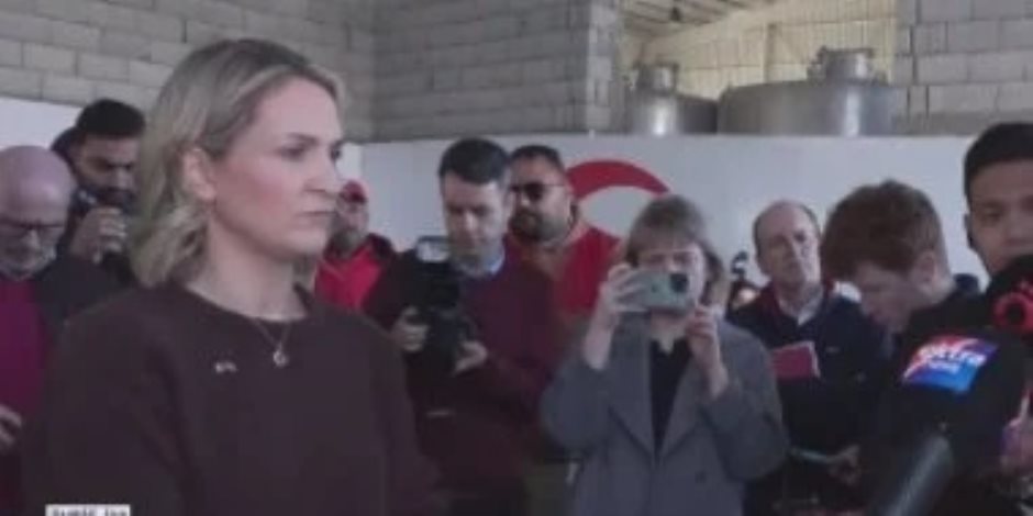 وزيرة خارجية أيرلندا تزور مخازن الهلال الأحمر بالعريش