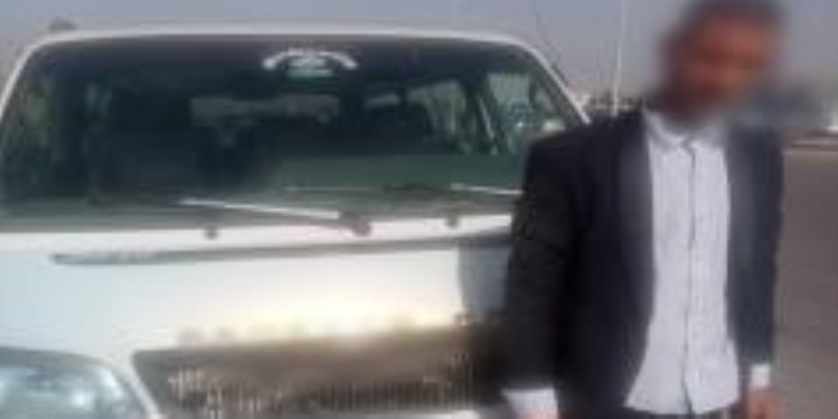 ضبط سائق ميكروباص سمح لشخص بالجلوس أعلى السيارة أثناء سيرها بالقاهرة