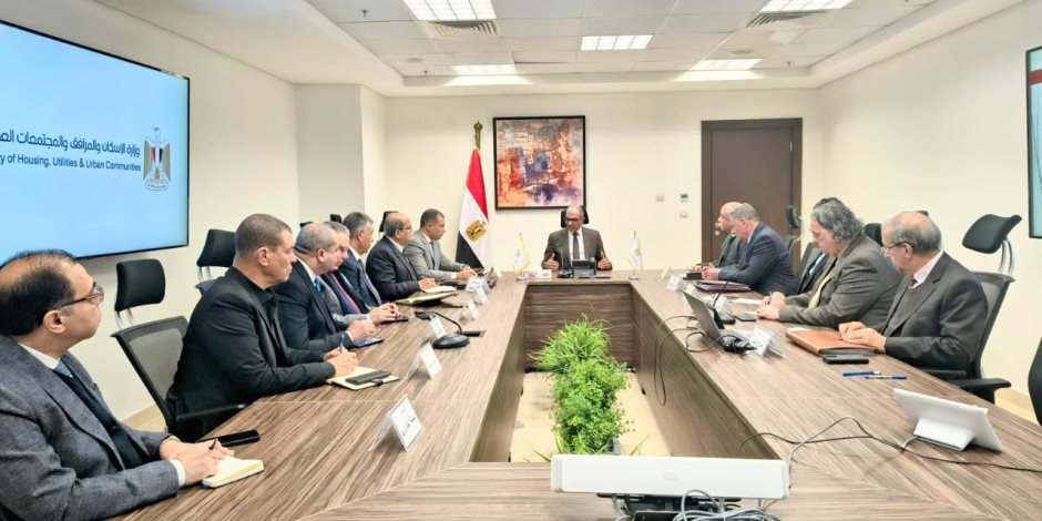 نائب وزير الإسكان يتابع سير العمل بعدد من الملفات الاستراتيجية لقطاع المرافق