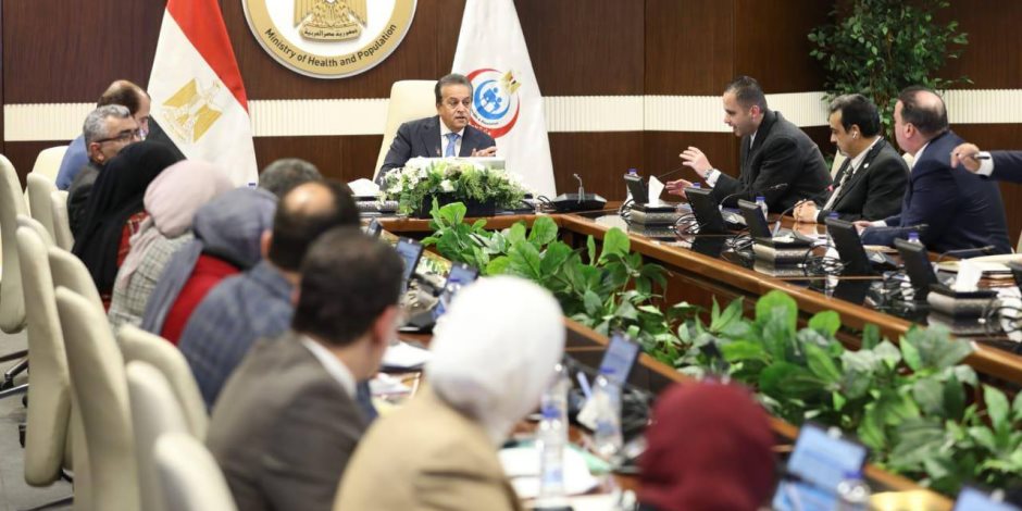 وزير الصحة يناقش الخطة الاستثمارية للوزارة ويتابع مستجدات المرحلتين الثانية والثالثة من منظومة التأمين الصحي الشامل