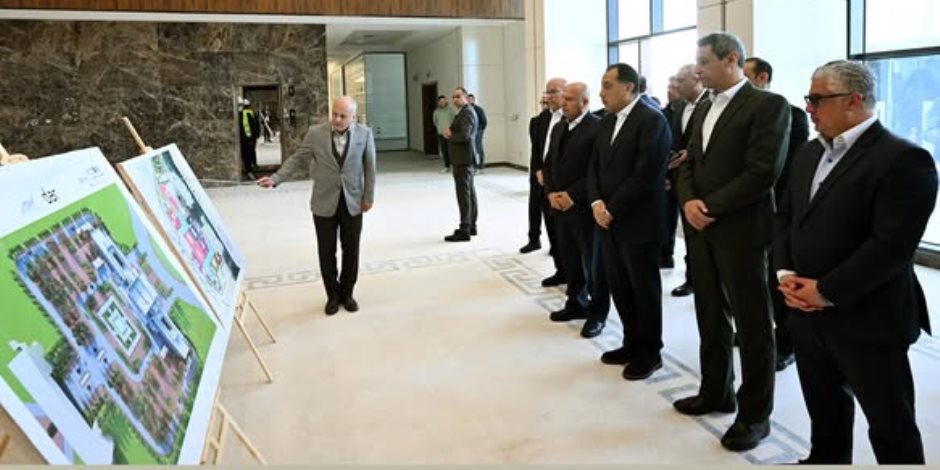 رئيس الوزراء يتفقد محطة البحر الأحمر لتداول الحاويات رقم  1 RSCT) ) بميناء السخنة