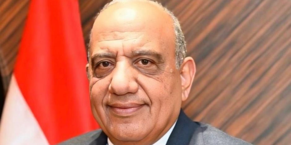 وزير الكهرباء والطاقة المتجددة يغادر إلى الصين لبحث الخطوات التنفيذية لإقامة مصنعي بطاريات تخزين الطاقة