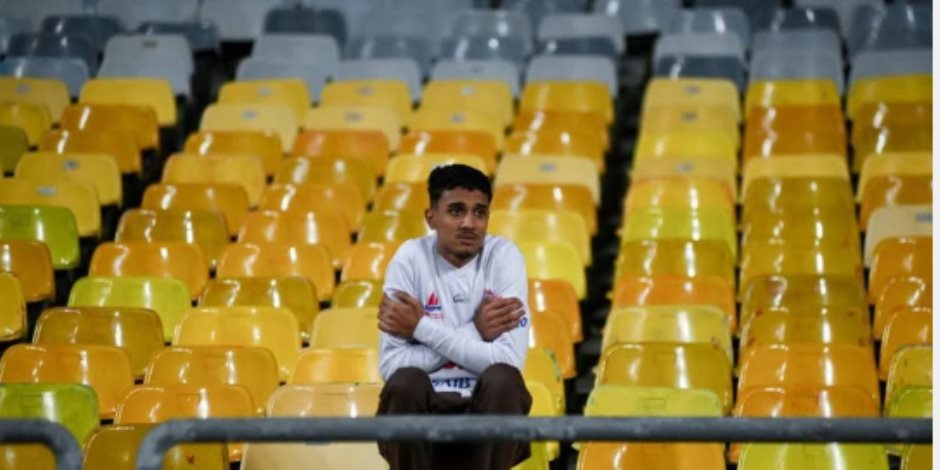 تعاطف كبير لمشجع زملكاوي يواجه البرد وحيدا فى مباراة المصرى  