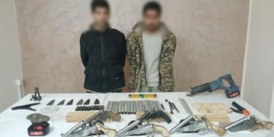ضبط عنصر جنائي يدير ورشة لتصنيع الأسلحة النارية بالقاهرة