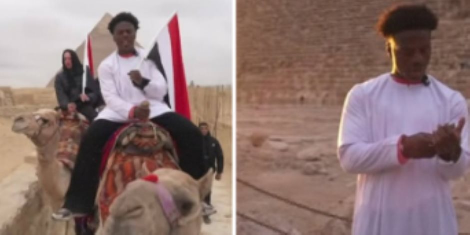 بتي شيرت المنتخب وعلم مصر.. اليوتيوبر العالمي «سبيد» في قلب الهرم والمتحف المصري