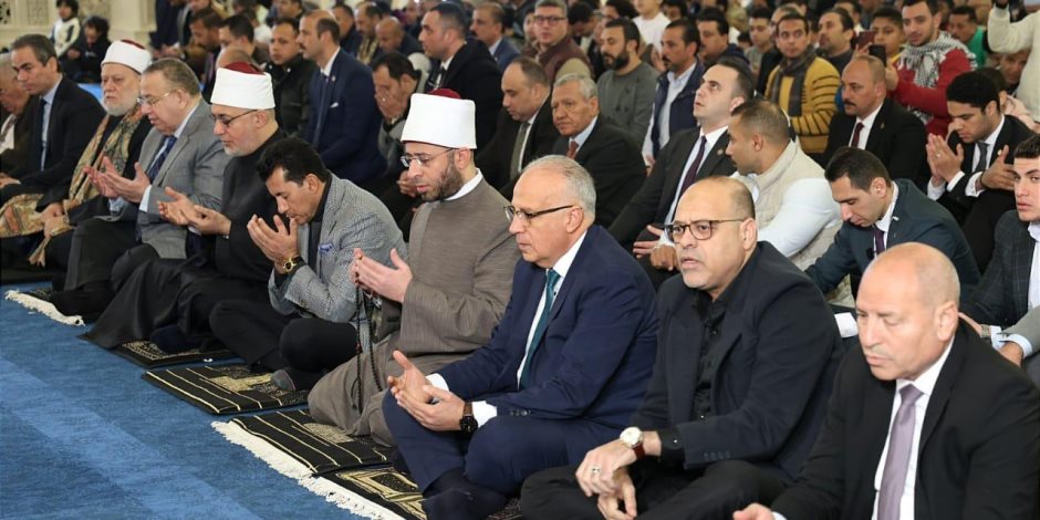 بعد افتتاحه رسميًا بحضور الرئيس السيسي.. وزير الأوقاف يؤدي صلاة الجمعة بمسجد العزيز الحكيم