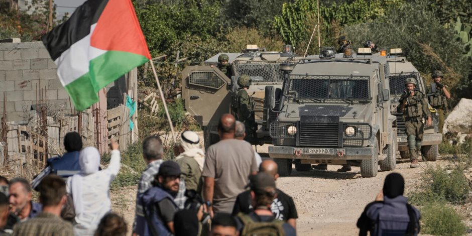 تصعيد في الضفة.. مستوطنون يهاجمون مزارعي الأغوار.. والاحتلال يشن حملة اعتقالات واسعة طالت صحفيين وأسرى محرّرين 