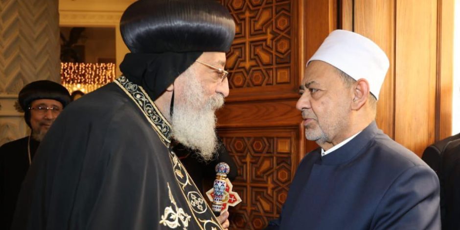 شيخ الأزهر يجري اتصالا هاتفيا بقداسة البابا تواضروس للاطمئنان على صحته