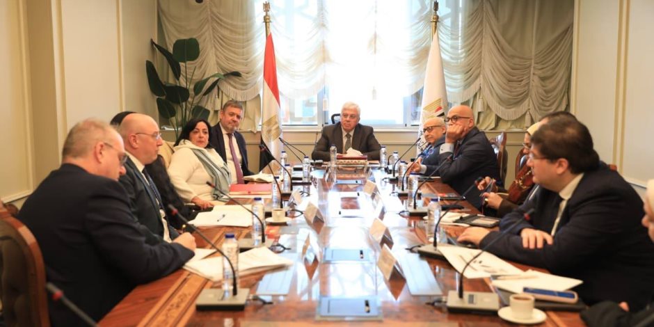 وزير التعليم العالي يبحث سبل تعزيز التعاون مع وفد جامعة إكستر البريطانية