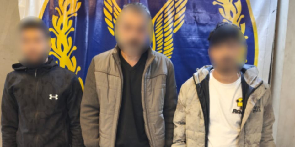 ضبط شخصين بالقاهرة لإكراههما عامل على توقيع إيصالات أمانة لخلافات مالية بينهم