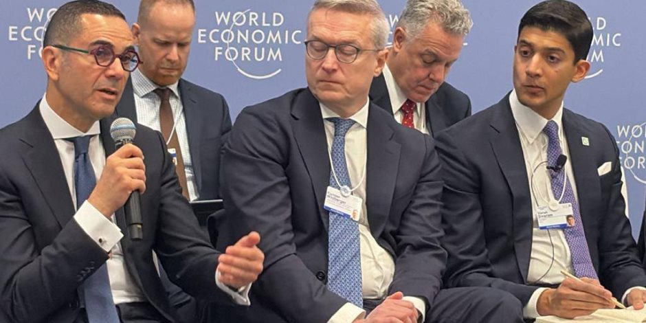 وزير الاستثمار والتجارة الخارجية يشارك في جلسة نقاشية حول البنية التحتية الذكية