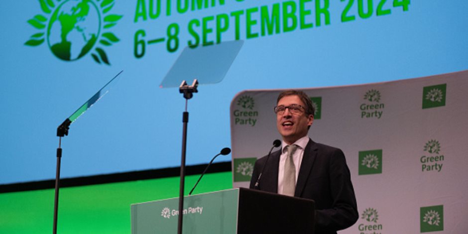 ردا على تهديدات ترامب.. حزب الخضر البريطاني يطالب بإنهاء التبعية العسكرية لواشنطن