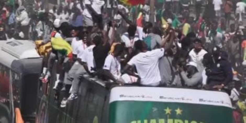 استقبال شعبي ضخم لنجوم منتخب السنغال بعد التتويج بأمم أفريقيا.. فيديو وصور