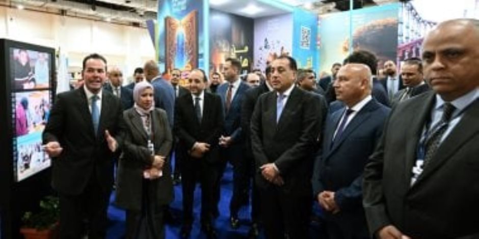 رئيس الوزراء يتفقد جناح مركز المعلومات ودعم اتخاذ القرار بمعرض للكتاب